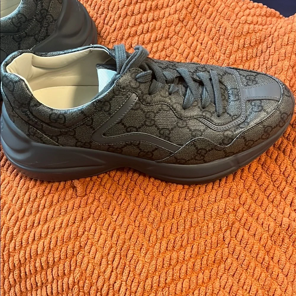 Gucci Gray Sneakers with Sleek Design - Picture 6 of 6